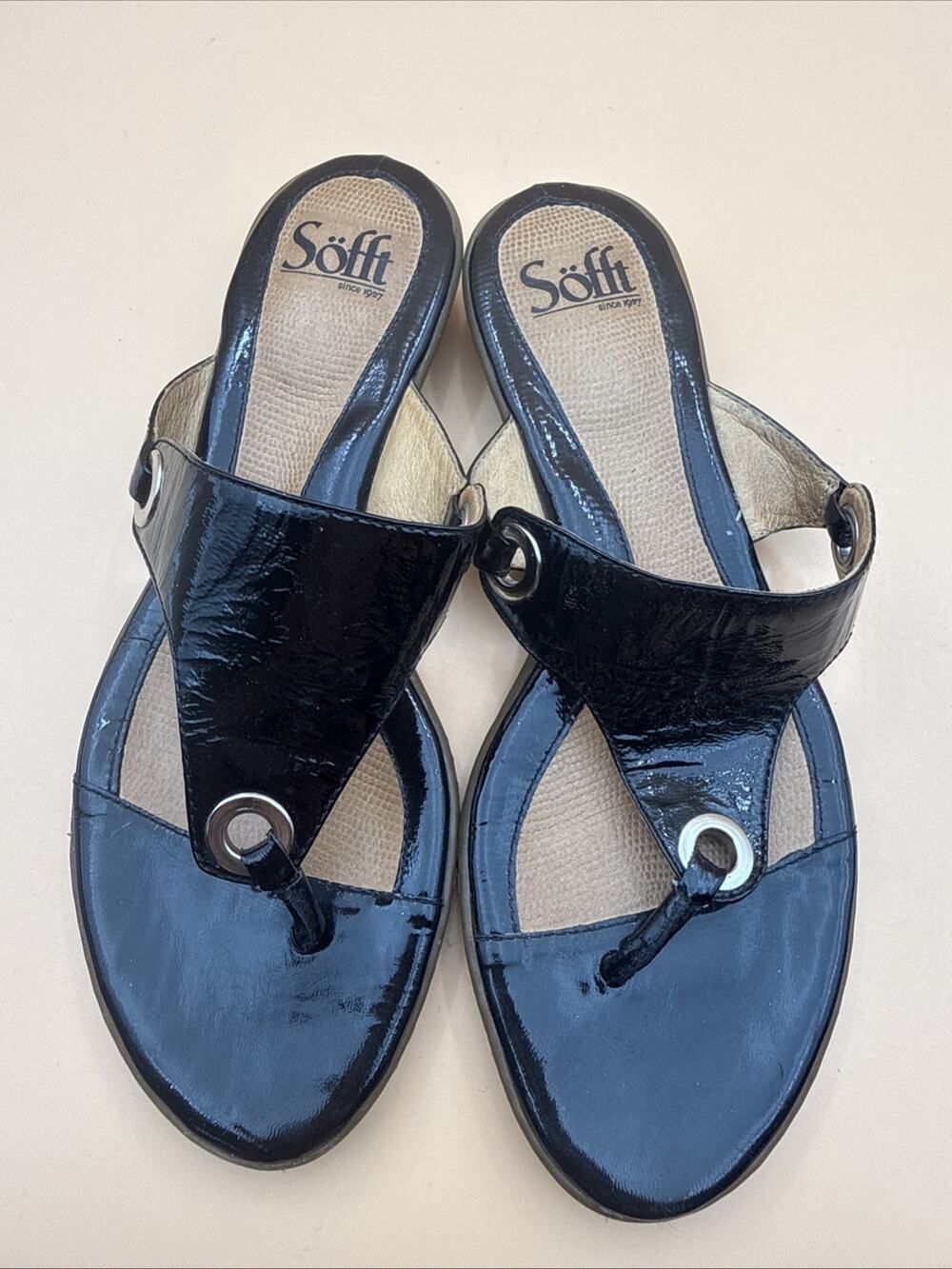Sofft Glossy Thong Sandals 1" Heel Womens Casual Size 8.5